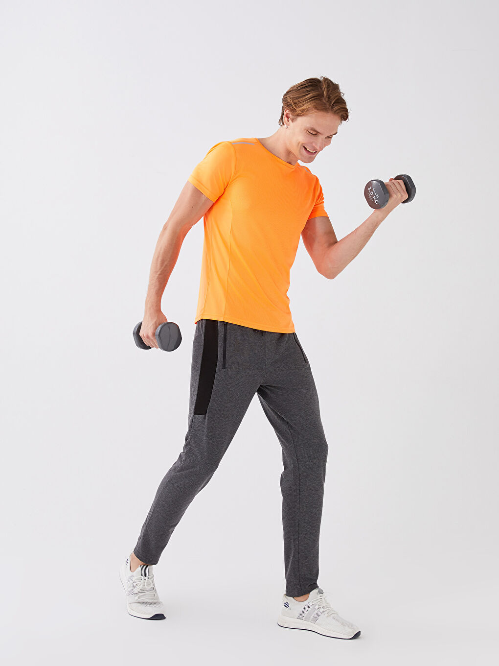 تيشيرت رياضي كم قصير بياقة دائرية للرجال-1