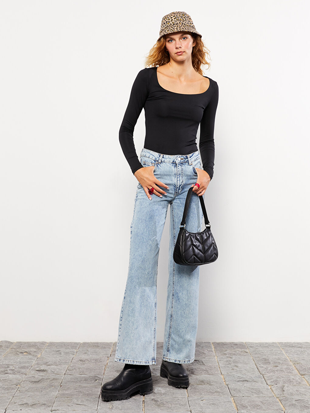 Women's Low Waist Wideleg Straight Jeans-1