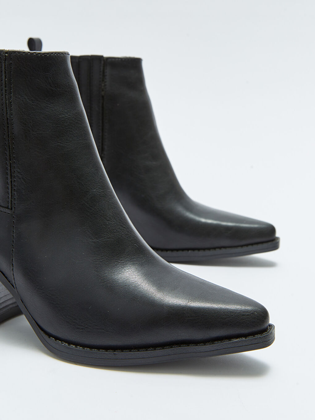 Siyah Deri Görünümlü Sivri Burun Kadın Topuklu Bot-2