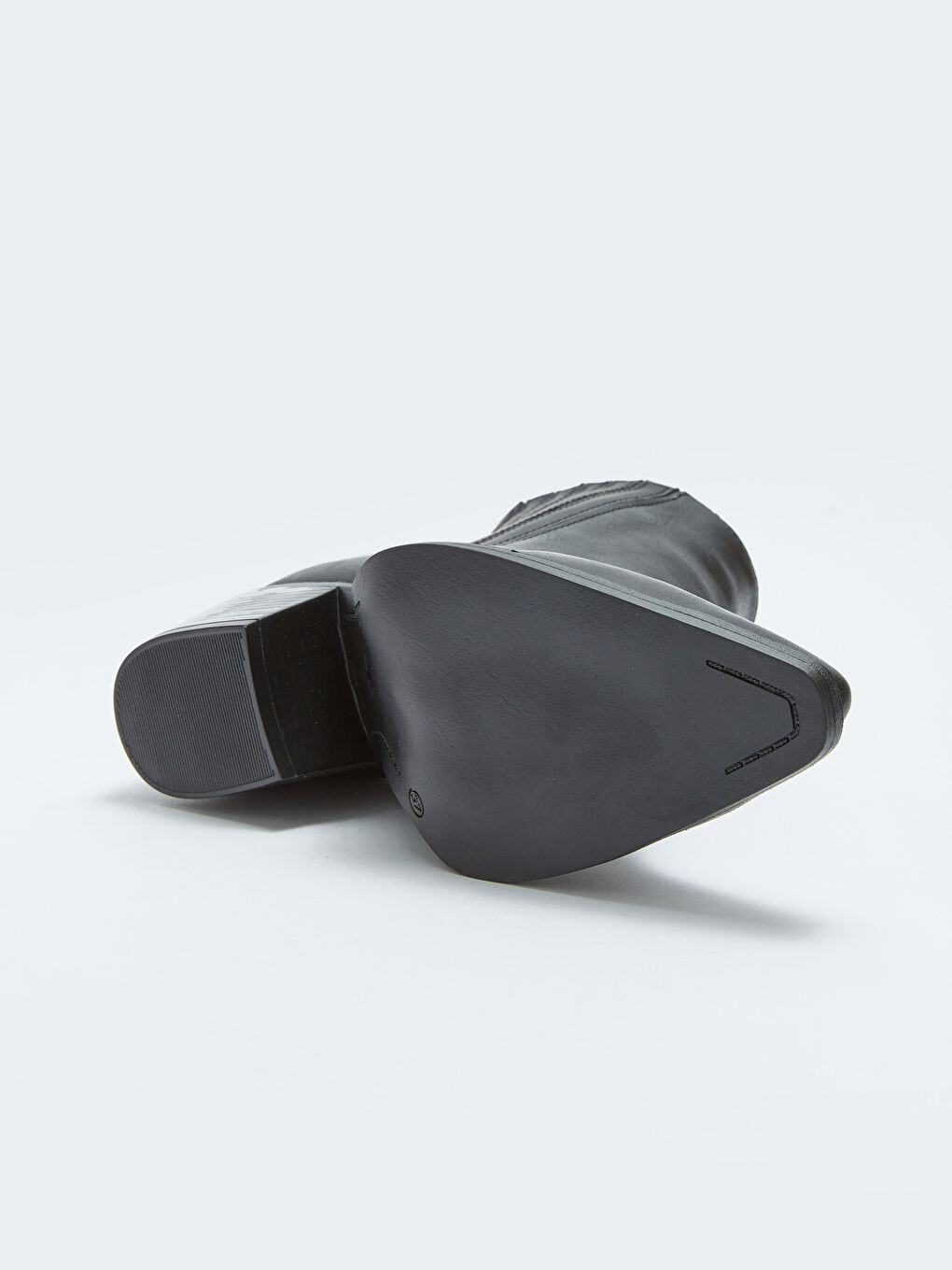 Siyah Deri Görünümlü Sivri Burun Kadın Topuklu Bot-3