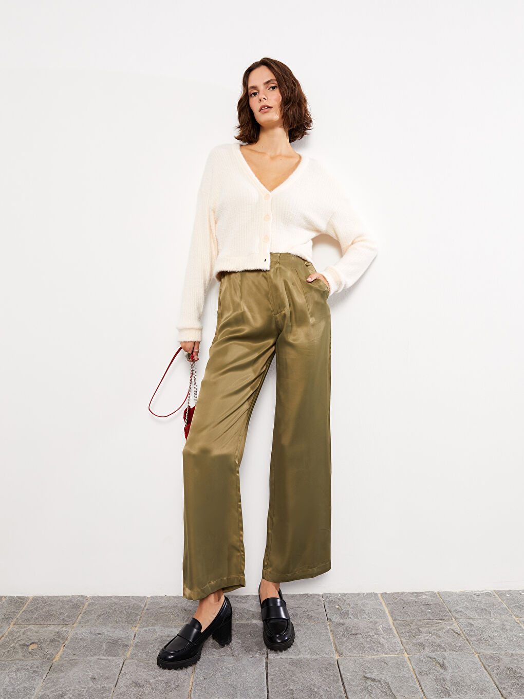 LC Waikiki Jednostavne ženske pantalone standardnog kroja od satena -W2GP98Z8-H2T