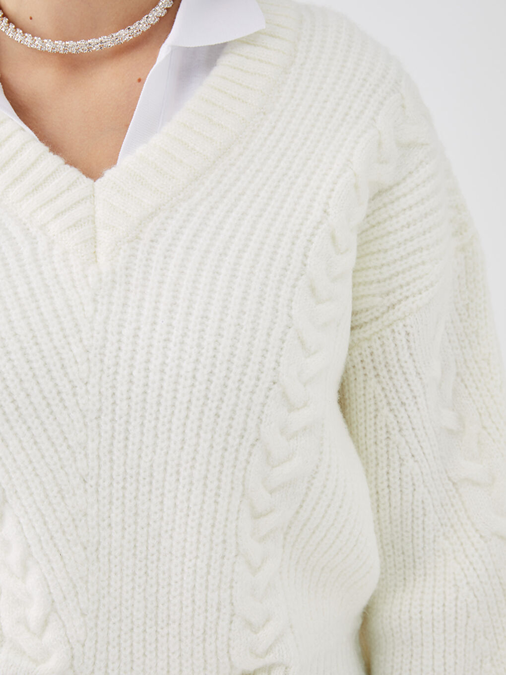 Ekru V Yaka Kendinden Desenli Uzun Kollu Kadın Triko Kazak-4