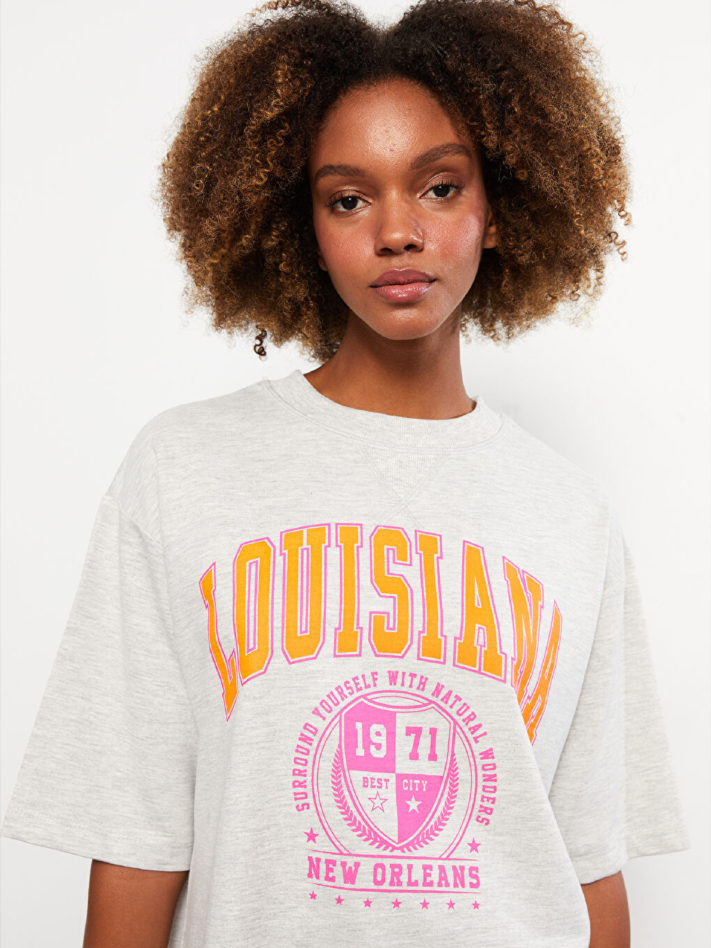 سويت شيرت كم قصير مطبوع بياقة دائرية للسيدات