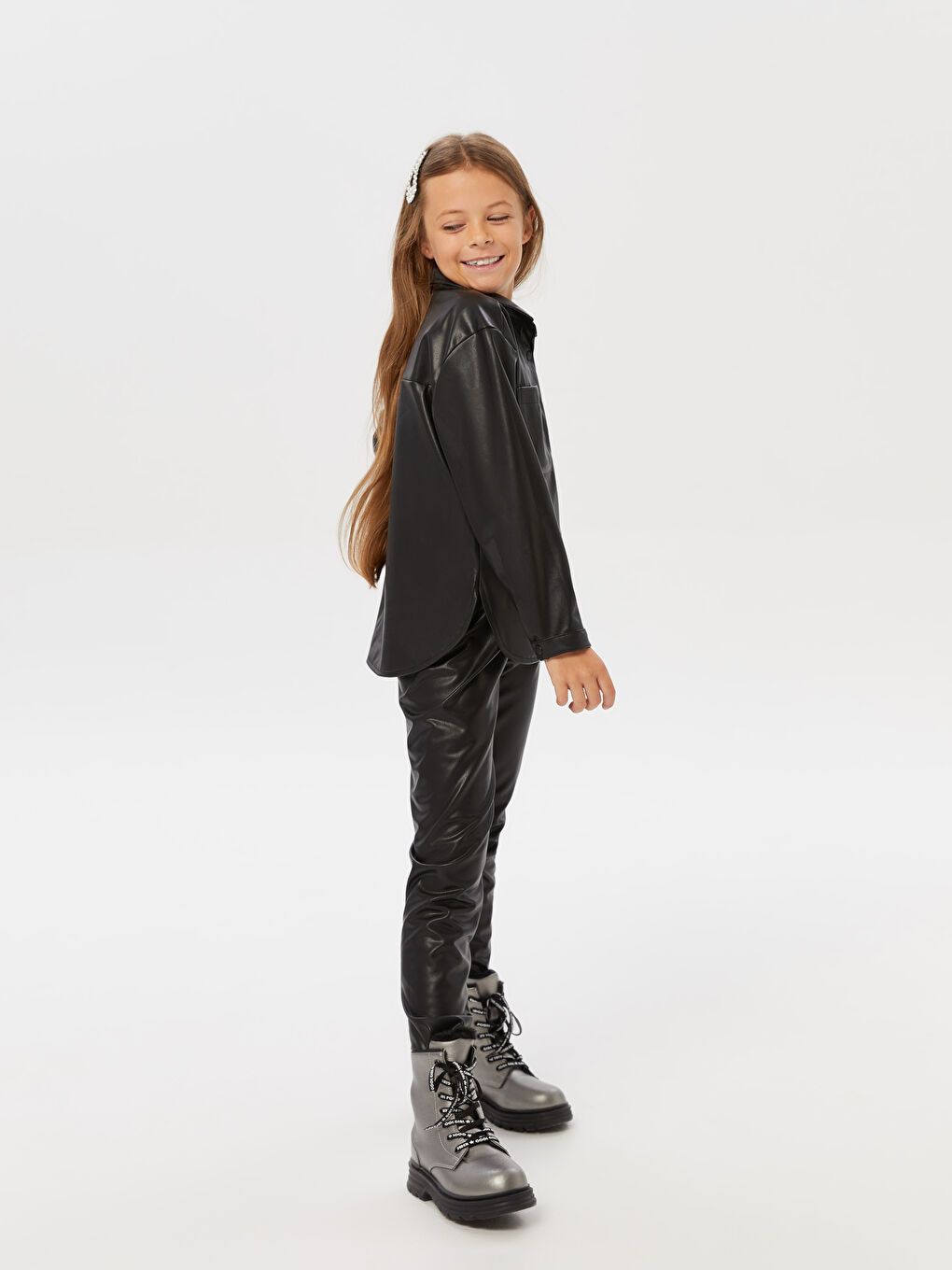 Siyah Basic Uzun Kollu Deri Görünümlü Kız Çocuk Gömlek-3