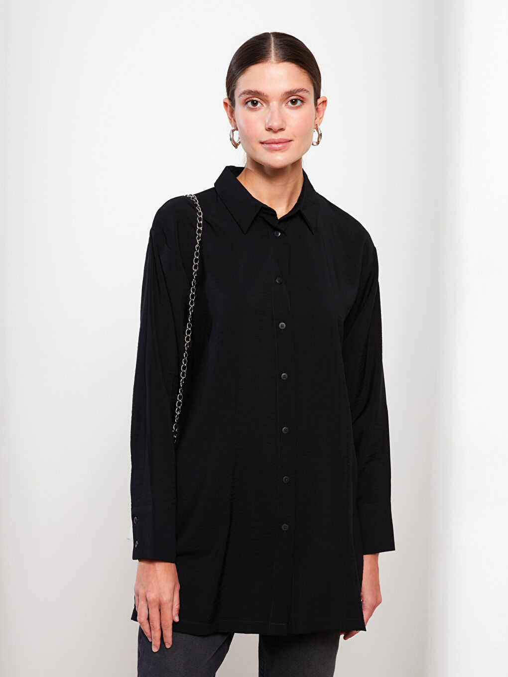 Siyah Önden Düğme Kapamalı Düz Uzun Kollu Kadın Gömlek
