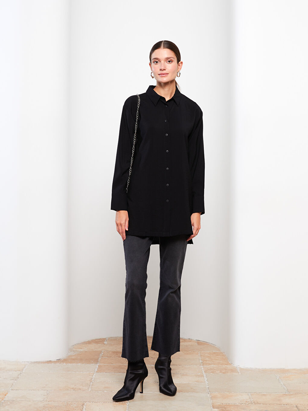 Siyah Önden Düğme Kapamalı Düz Uzun Kollu Kadın Gömlek-1