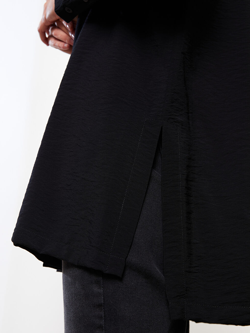 Siyah Önden Düğme Kapamalı Düz Uzun Kollu Kadın Gömlek-3