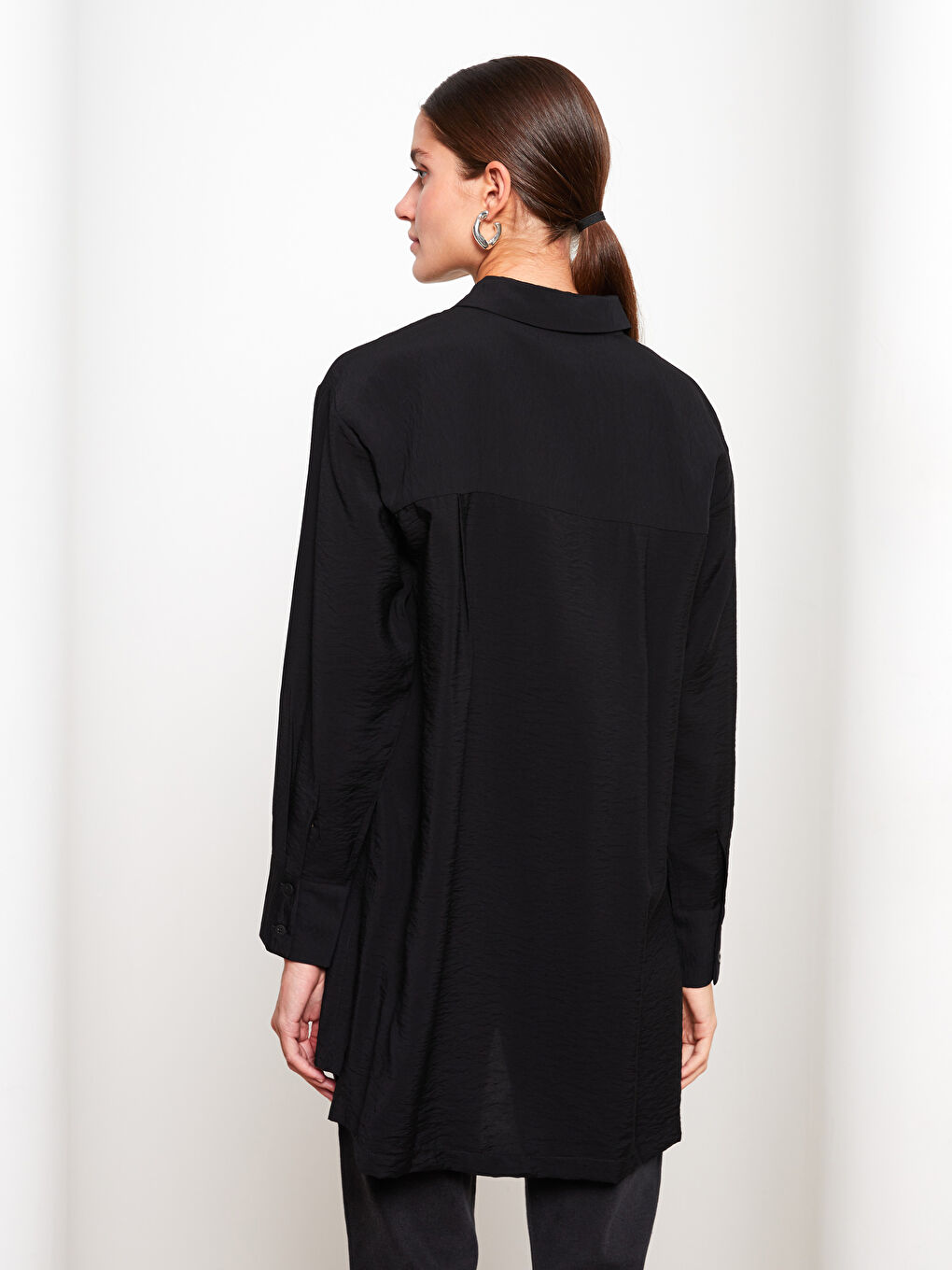 Siyah Önden Düğme Kapamalı Düz Uzun Kollu Kadın Gömlek-4
