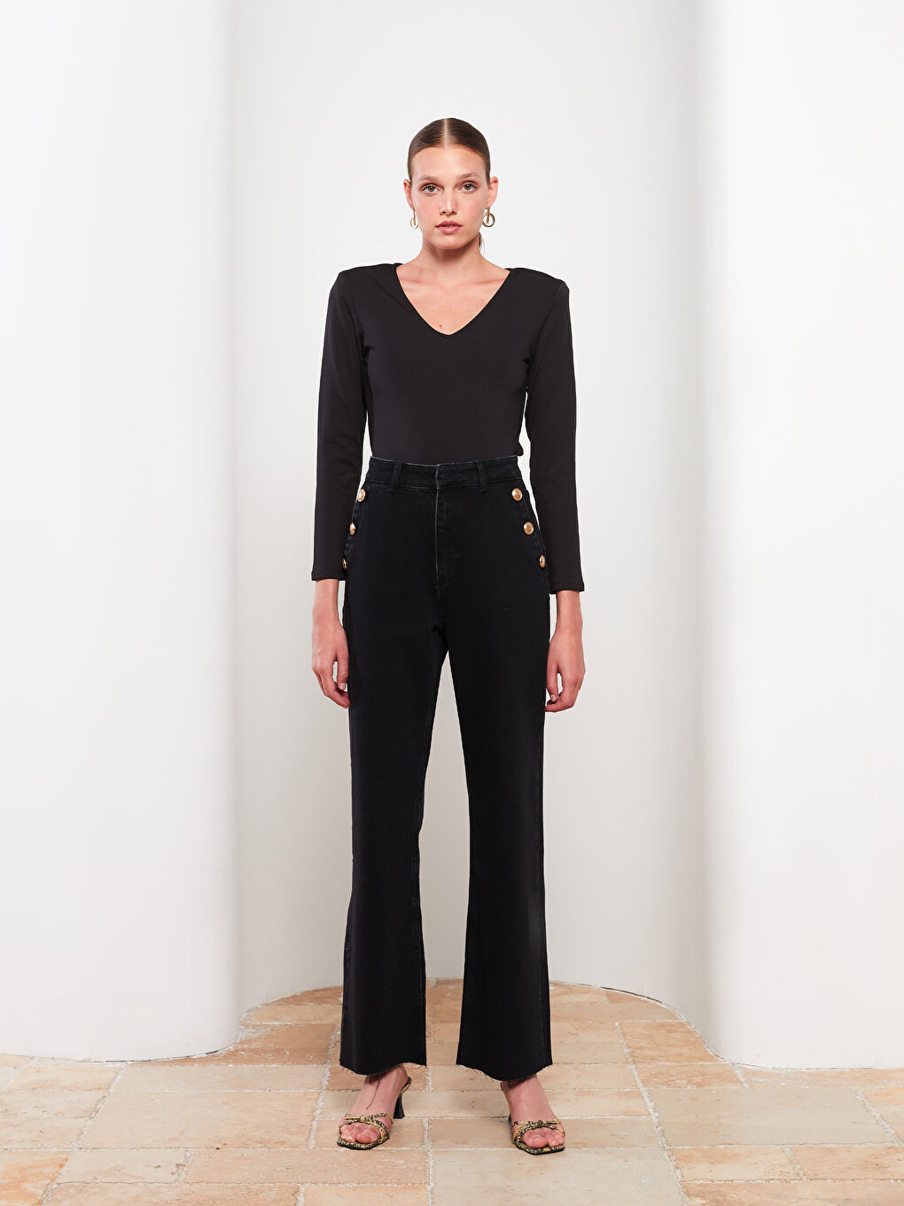 Siyah V Yaka Düz Uzun Kollu Kadın Tişört-2