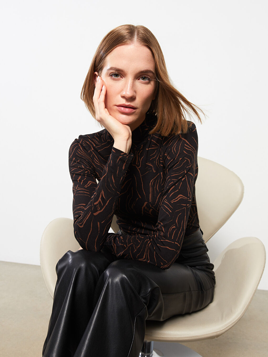 Siyah Dik Yaka Desenli Uzun Kollu Kadın Body