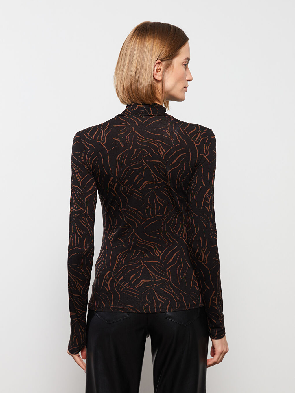 Siyah Dik Yaka Desenli Uzun Kollu Kadın Body-4