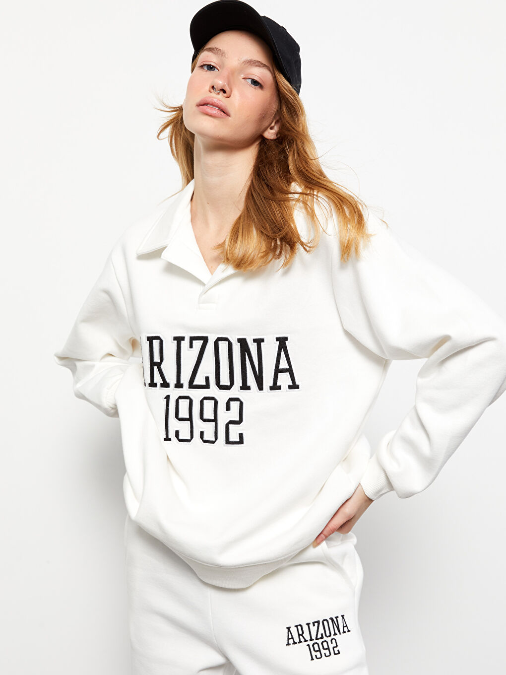 Ekru Polo Yaka Nakışlı Kadın Kalın Sweatshirt