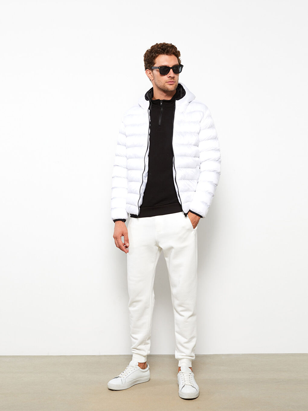 Beyaz Standart Kalıp Kapüşonlu Erkek Şişme Mont