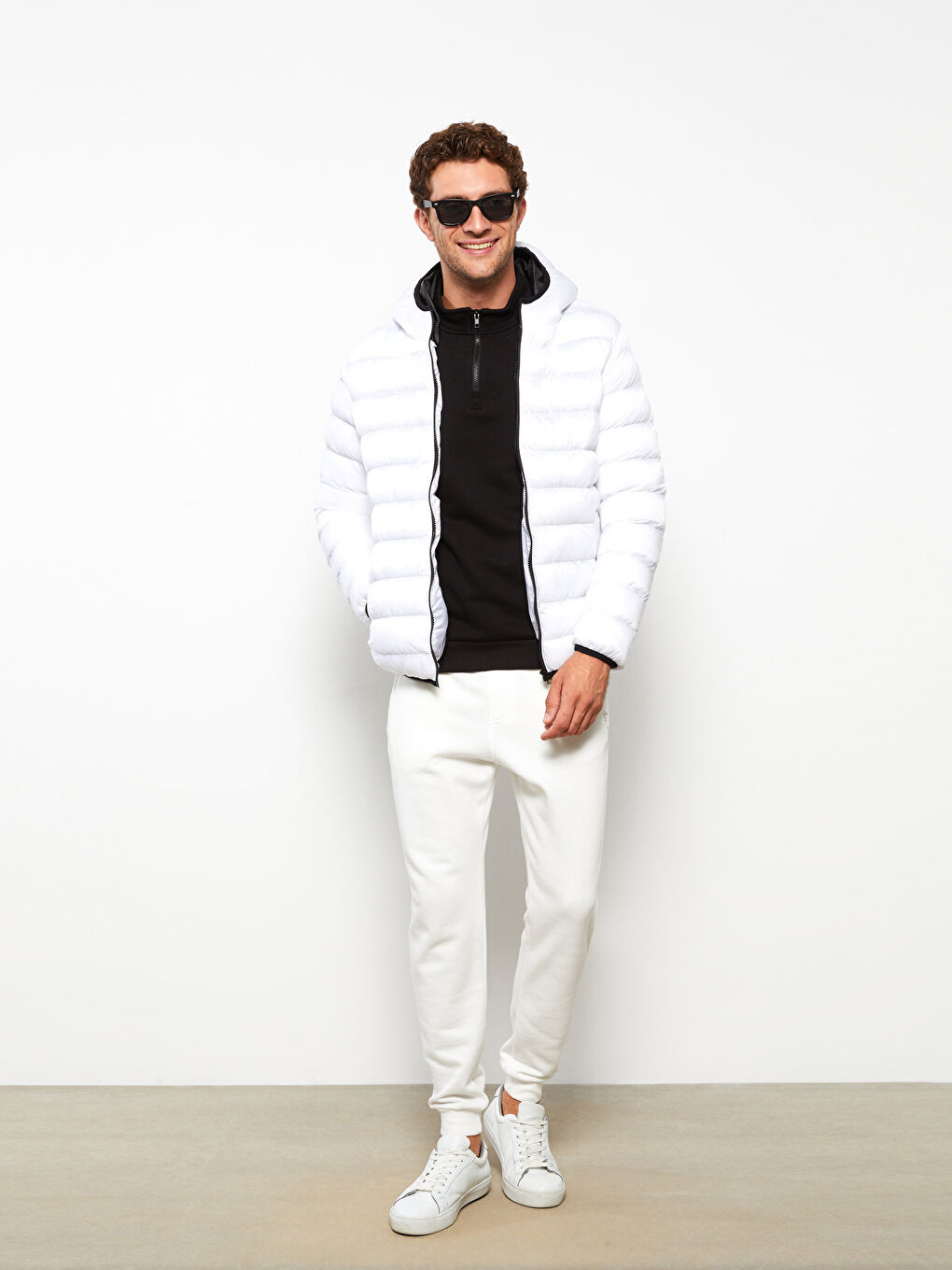 Beyaz Standart Kalıp Kapüşonlu Erkek Şişme Mont-1