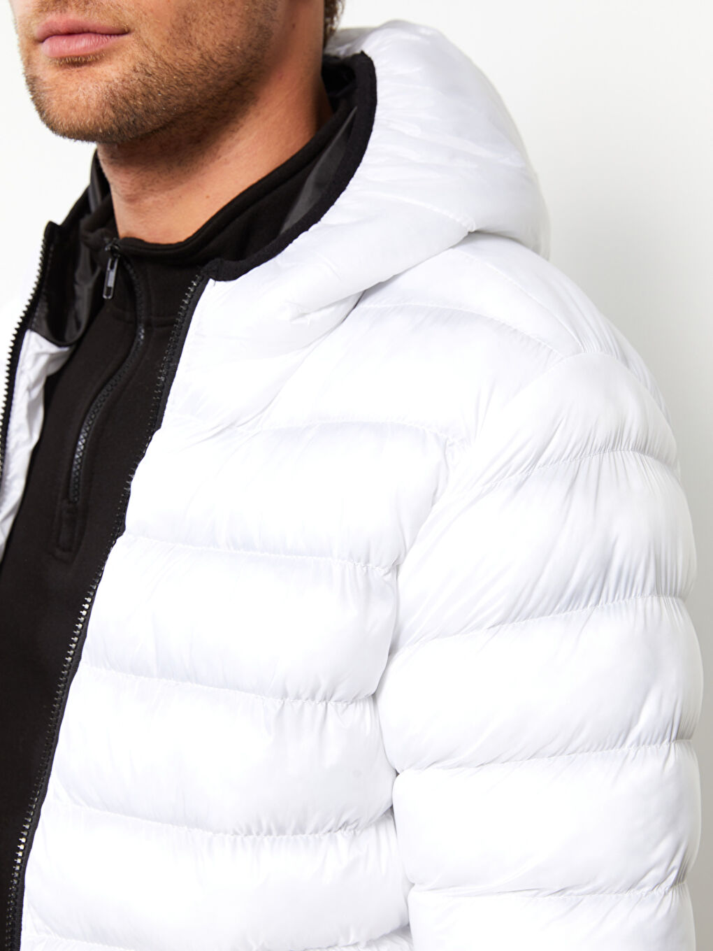 Beyaz Standart Kalıp Kapüşonlu Erkek Şişme Mont-4