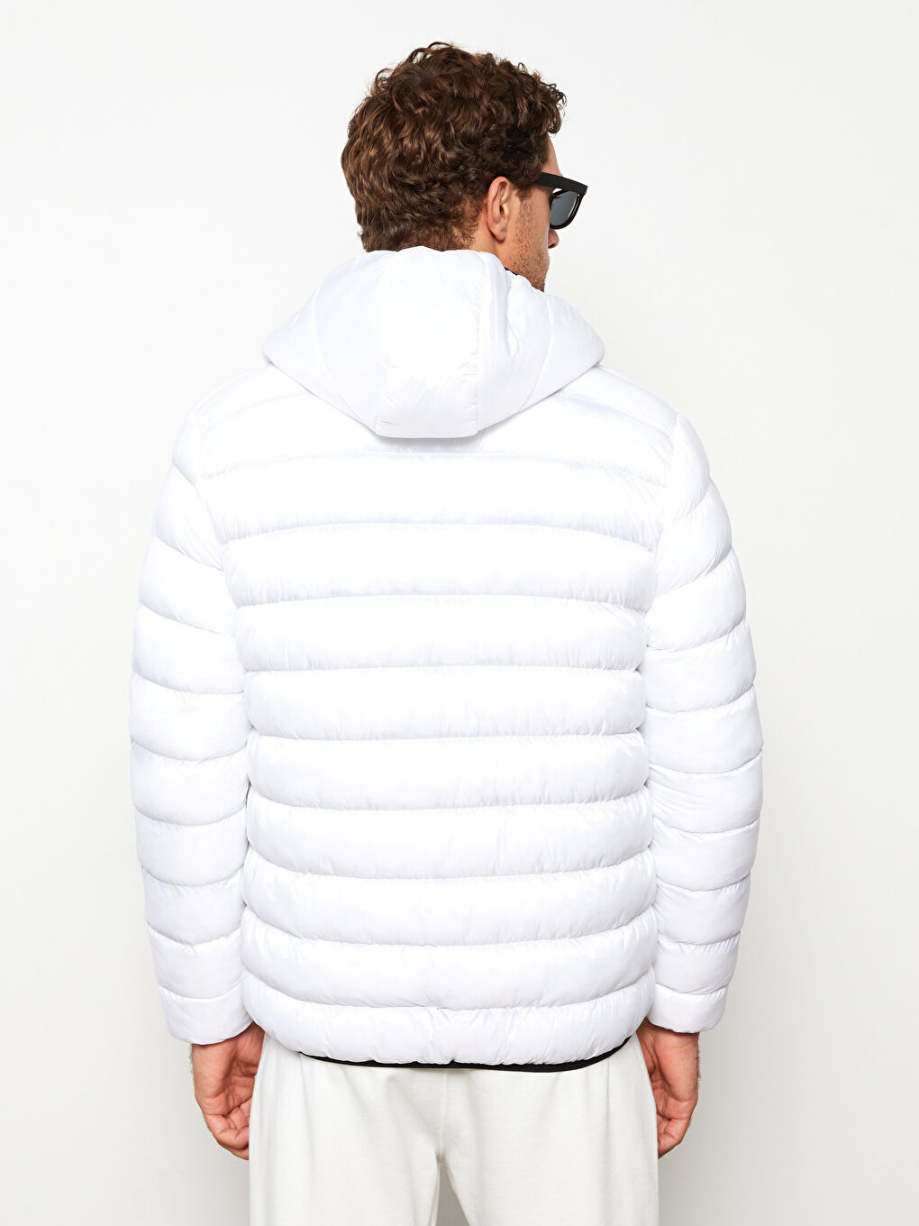 Beyaz Standart Kalıp Kapüşonlu Erkek Şişme Mont-5