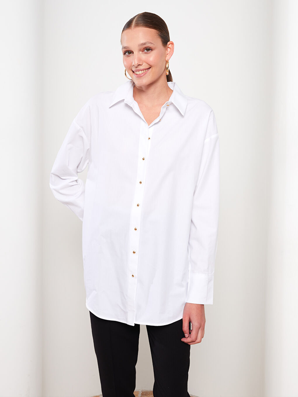 Beyaz Önden Düğme Kapamalı Düz Uzun Kollu Poplin Kadın Gömlek-1