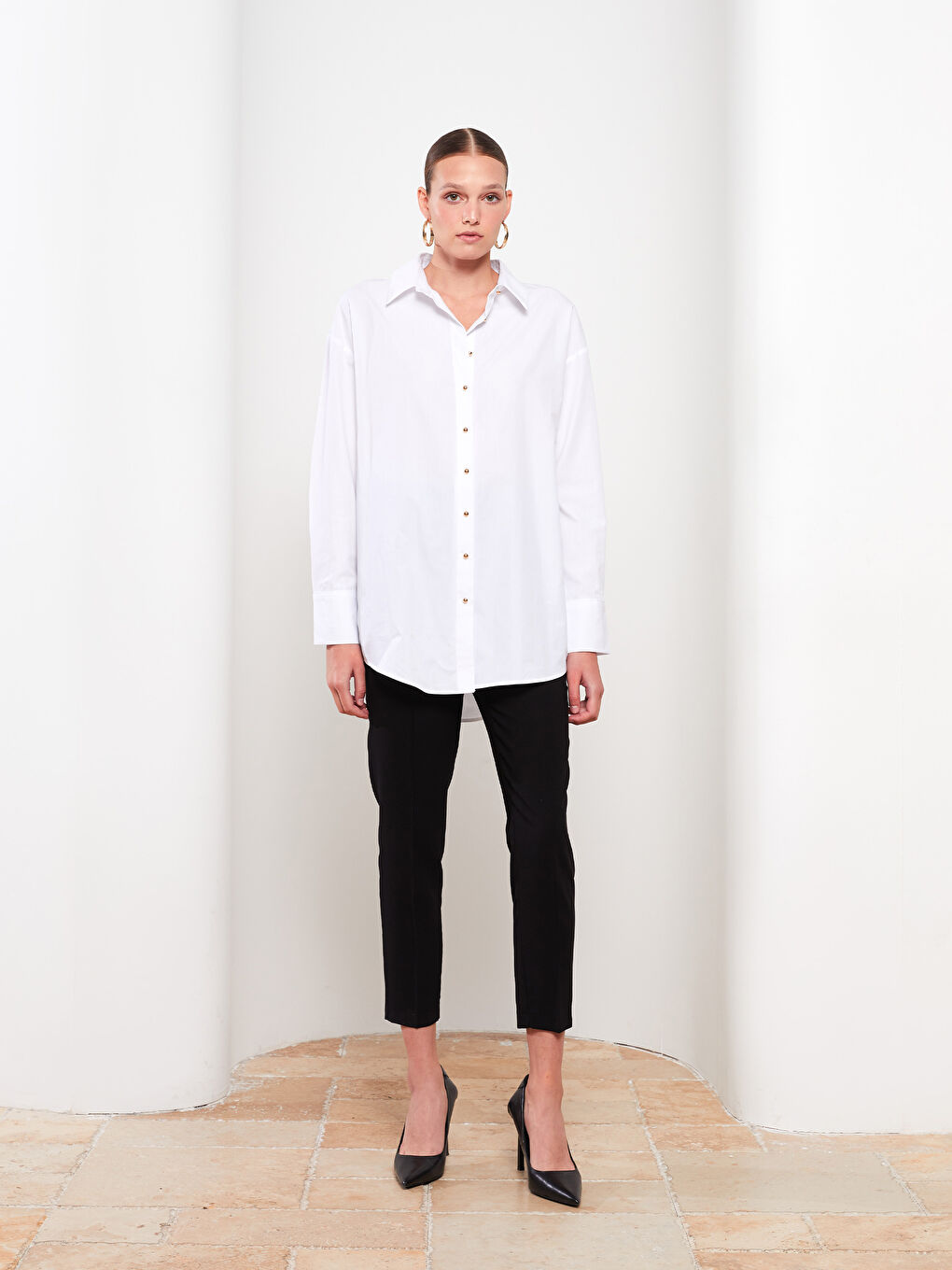 Beyaz Önden Düğme Kapamalı Düz Uzun Kollu Poplin Kadın Gömlek-2