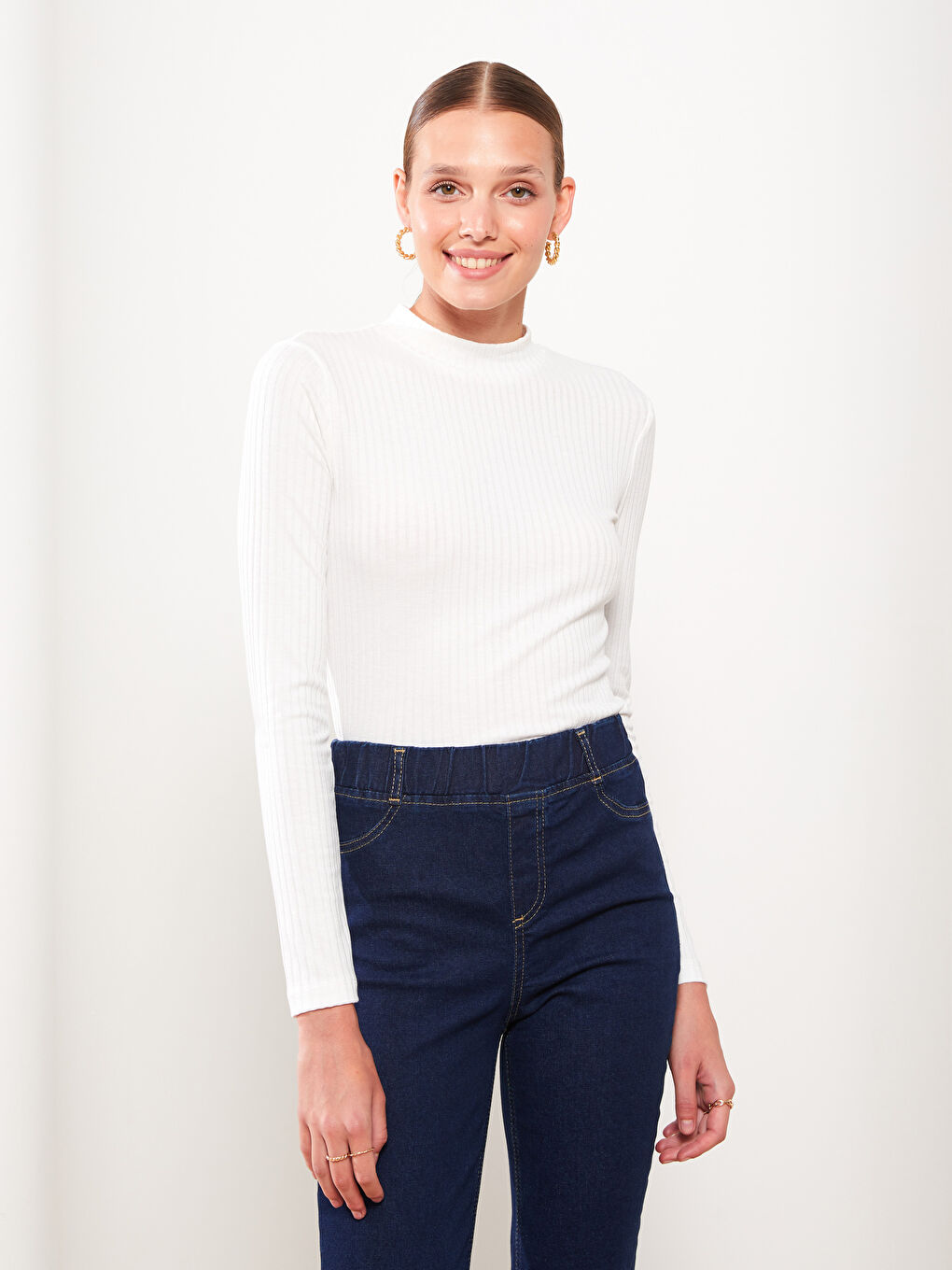 Ekru Dik Yaka Düz Uzun Kollu Kadın Tişört-1