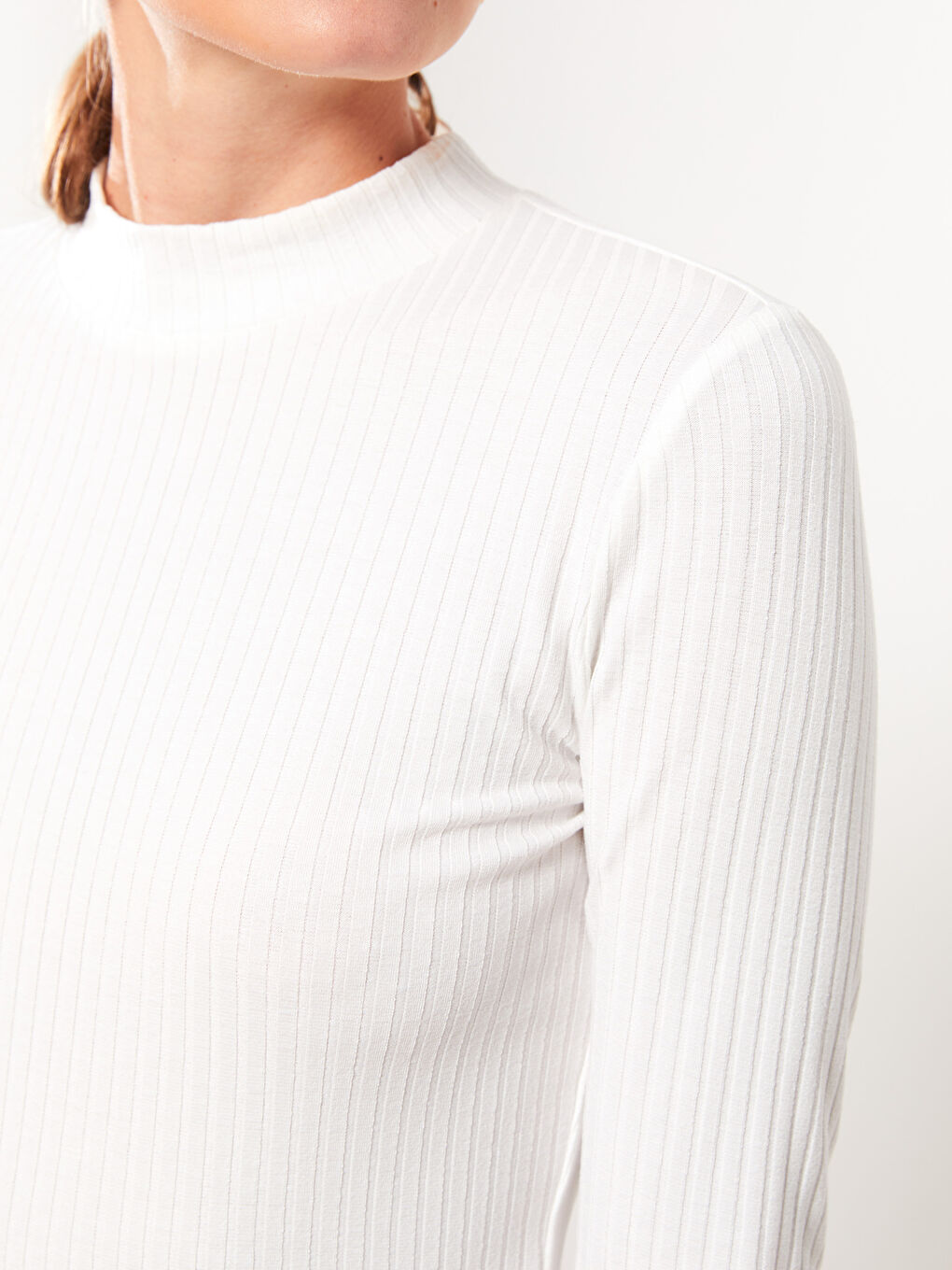 Ekru Dik Yaka Düz Uzun Kollu Kadın Tişört-3