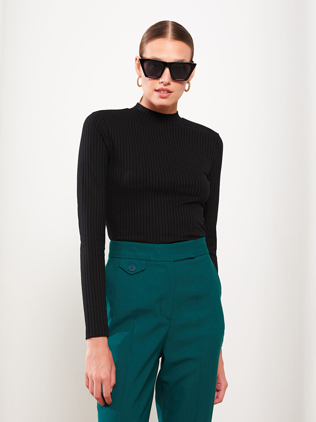 Siyah Dik Yaka Düz Uzun Kollu Kadın Tişört-1