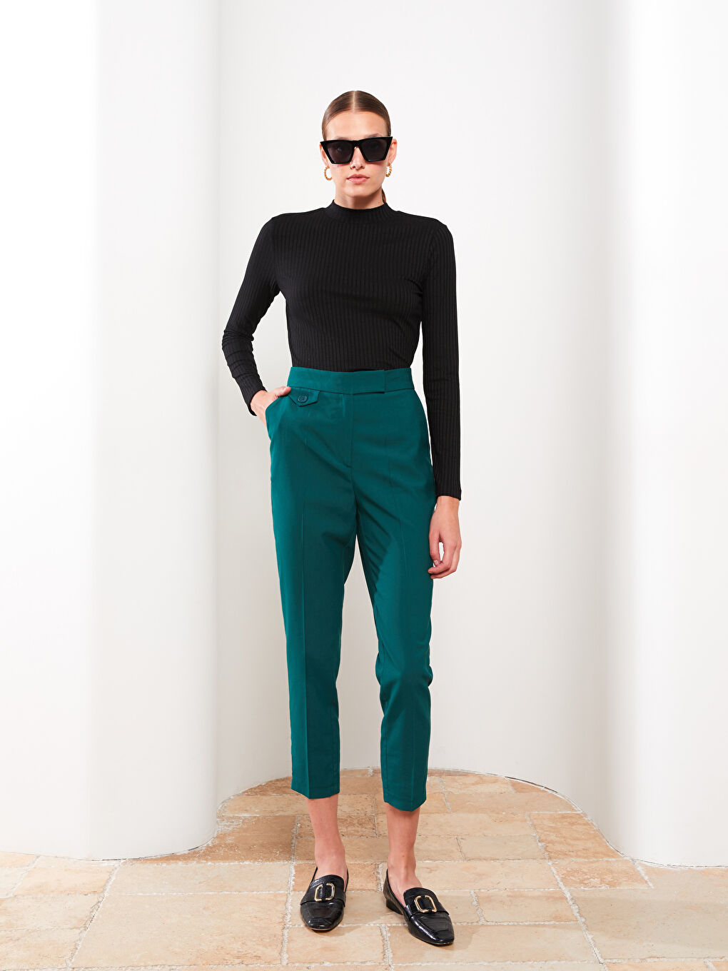 Siyah Dik Yaka Düz Uzun Kollu Kadın Tişört-2