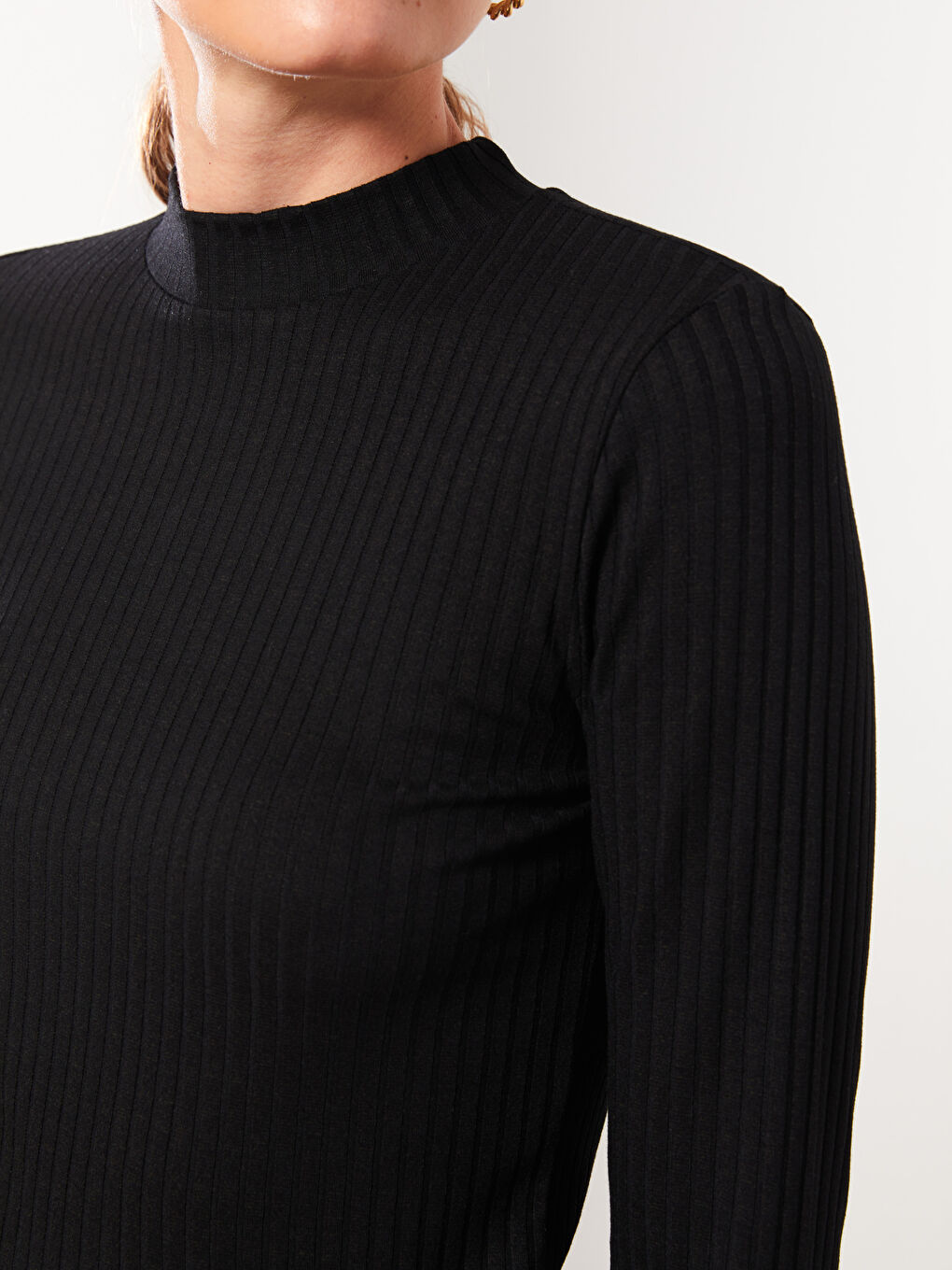 Siyah Dik Yaka Düz Uzun Kollu Kadın Tişört-3