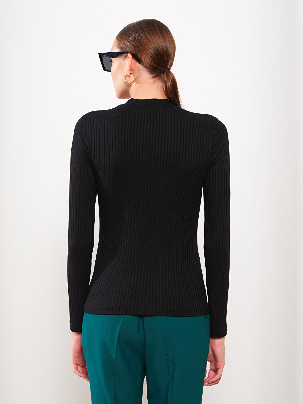 Siyah Dik Yaka Düz Uzun Kollu Kadın Tişört-4