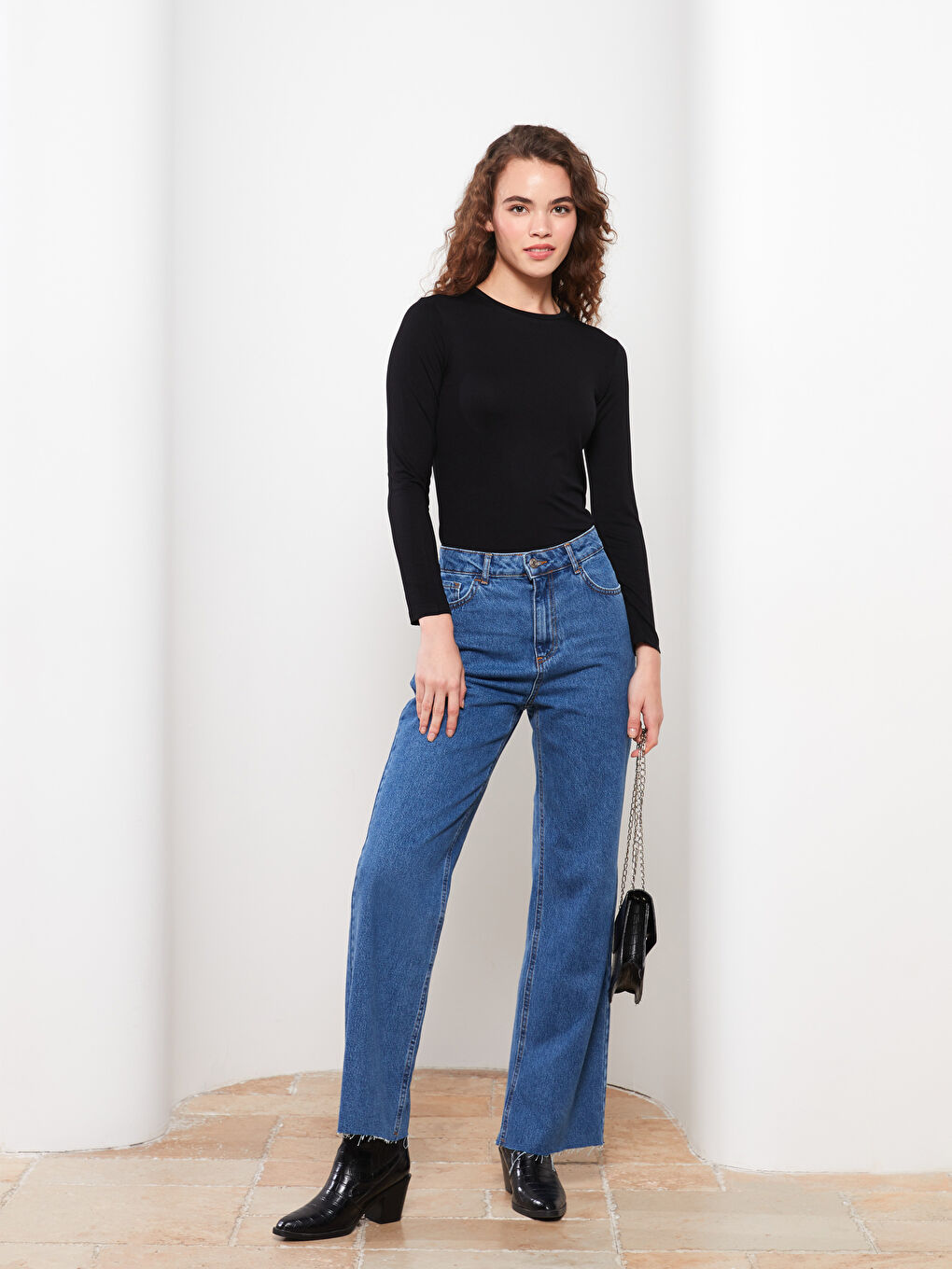 Siyah Bisiklet Yaka Düz Uzun Kollu Kadın Tişört-1