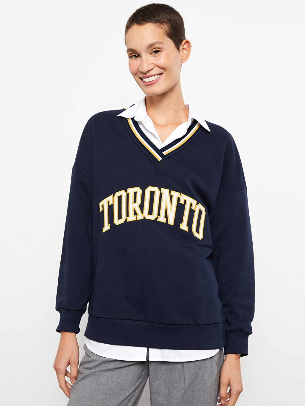 Lacivert V Yaka Nakışlı Uzun Kollu Kadın Sweatshirt