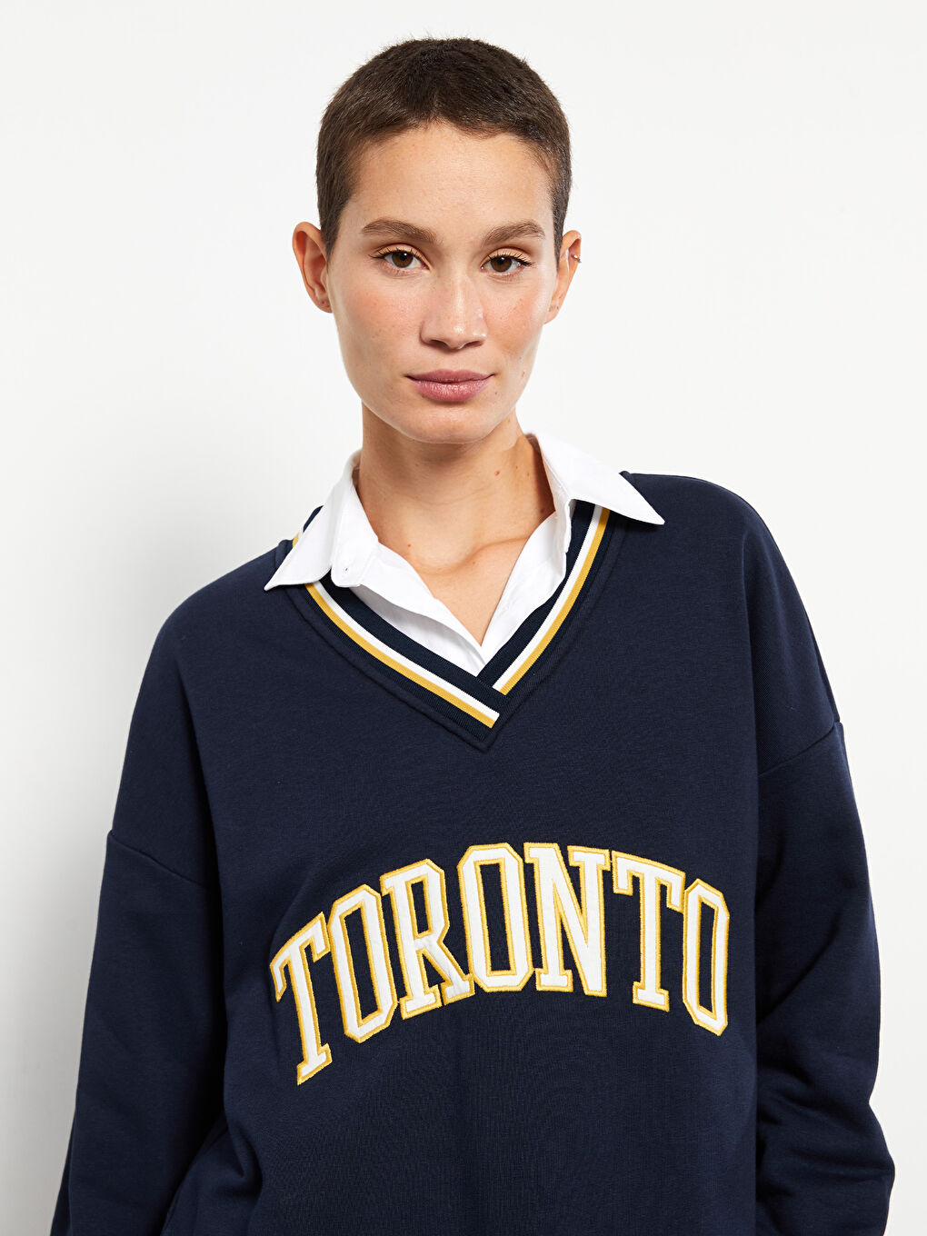 Lacivert V Yaka Nakışlı Uzun Kollu Kadın Sweatshirt-1