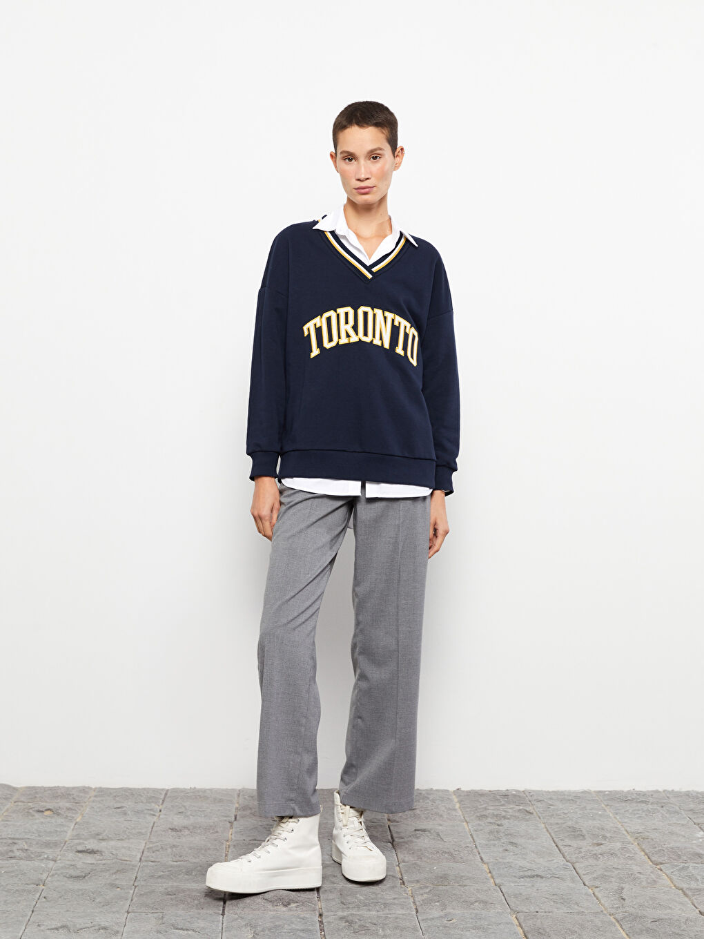 Lacivert V Yaka Nakışlı Uzun Kollu Kadın Sweatshirt-2