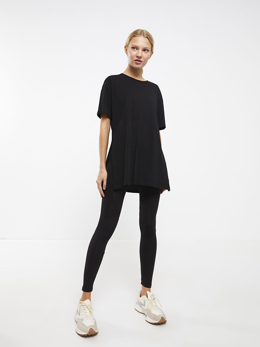 Siyah Bisiklet Yaka Düz Kısa Kollu Pamuklu Kadın Tişört-2