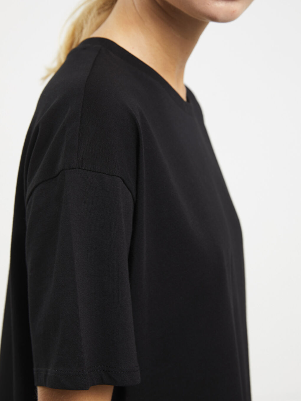 Siyah Bisiklet Yaka Düz Kısa Kollu Pamuklu Kadın Tişört-3