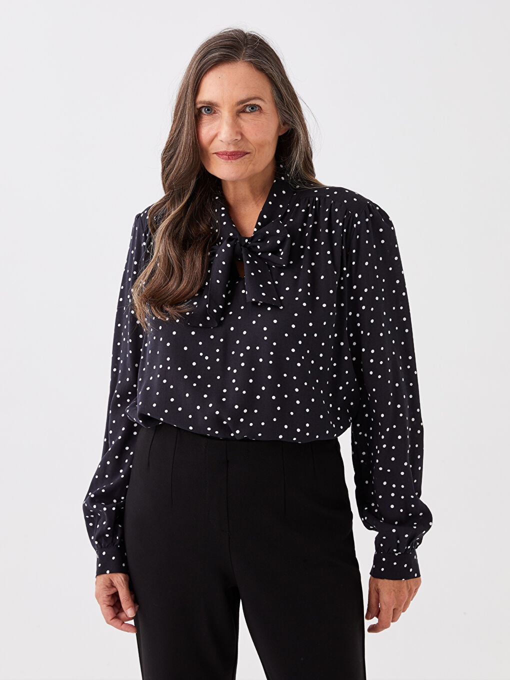 Siyah Bağlamalı Yaka Puantiyeli Kadın Bluz-1