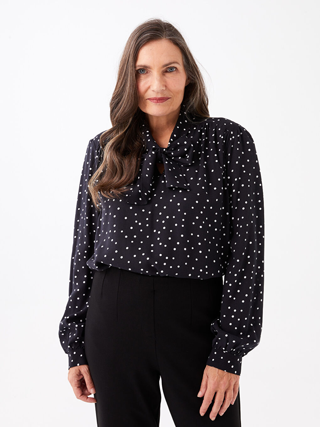 Siyah Bağlamalı Yaka Puantiyeli Kadın Bluz-2