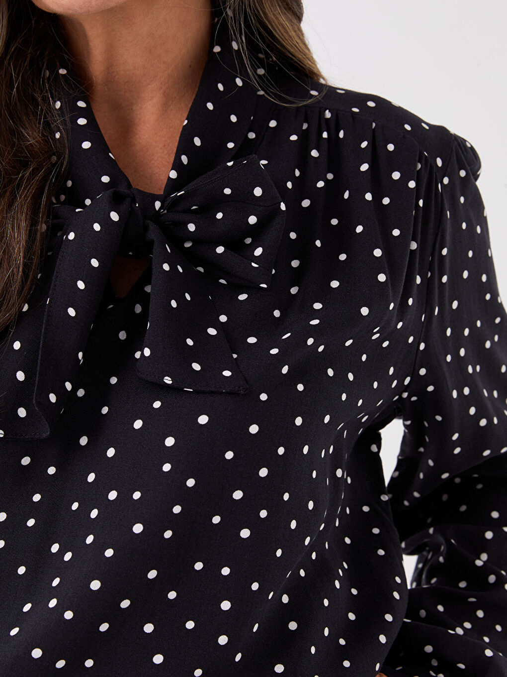 Siyah Bağlamalı Yaka Puantiyeli Kadın Bluz-3