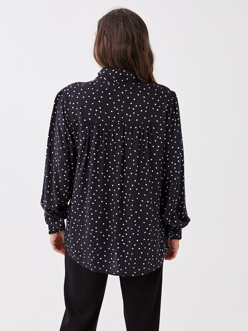 Siyah Bağlamalı Yaka Puantiyeli Kadın Bluz-4