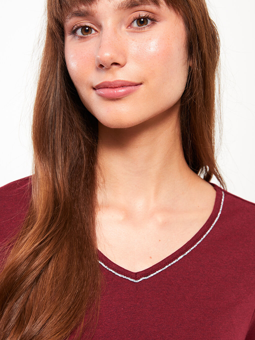 بلوزة نسائية بأكمام طويلة وياقة على شكل حرف V سادة