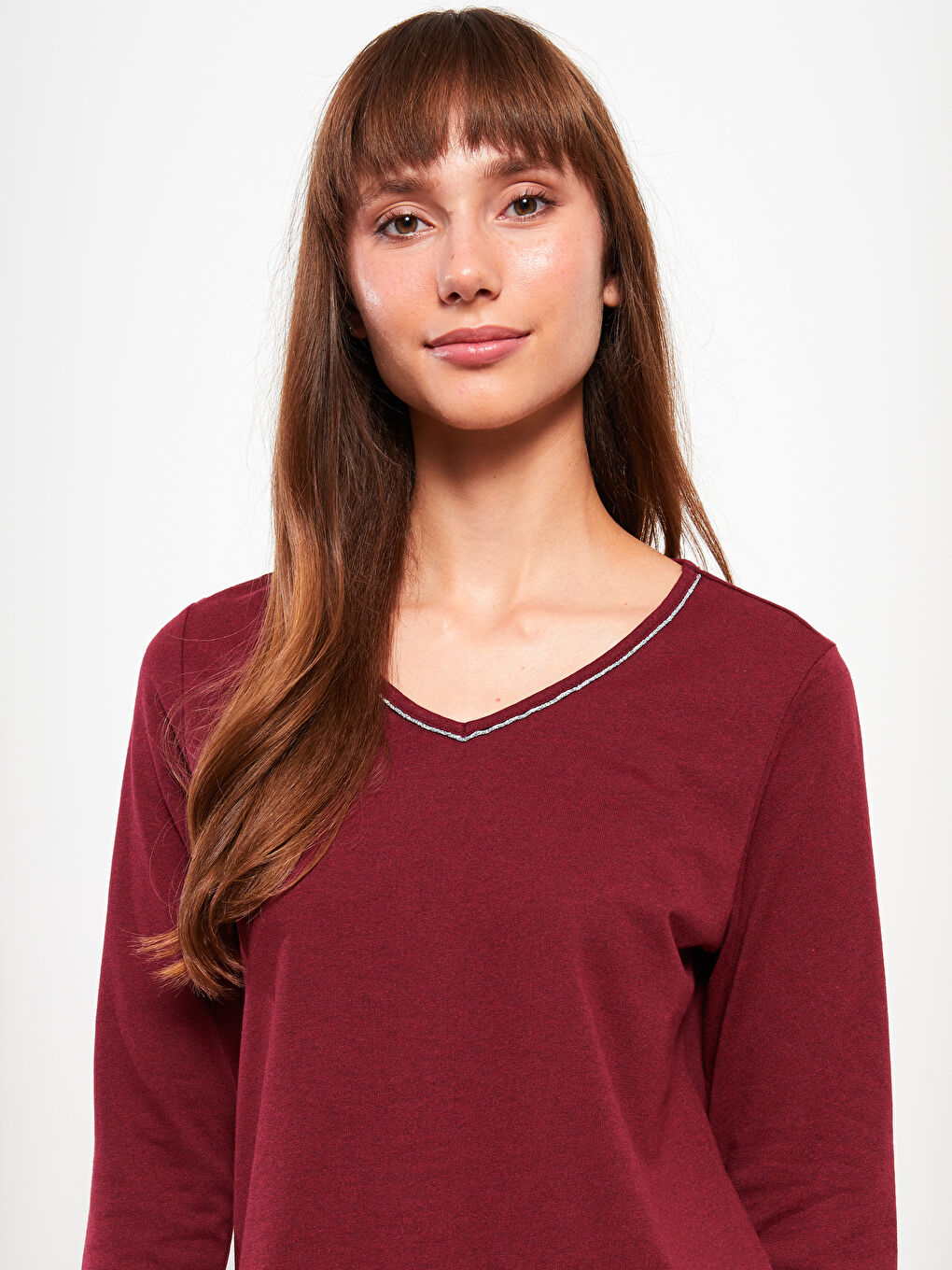 بلوزة نسائية بأكمام طويلة وياقة على شكل حرف V سادة-1