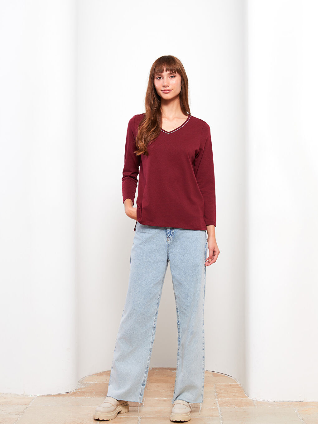 بلوزة نسائية بأكمام طويلة وياقة على شكل حرف V سادة-3