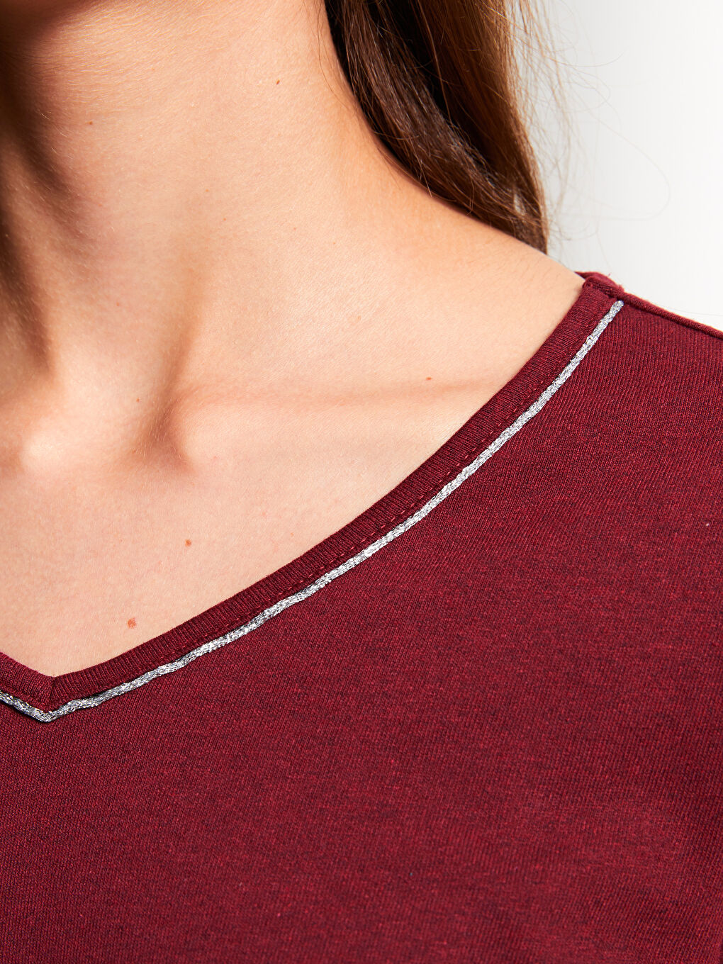 بلوزة نسائية بأكمام طويلة وياقة على شكل حرف V سادة-4