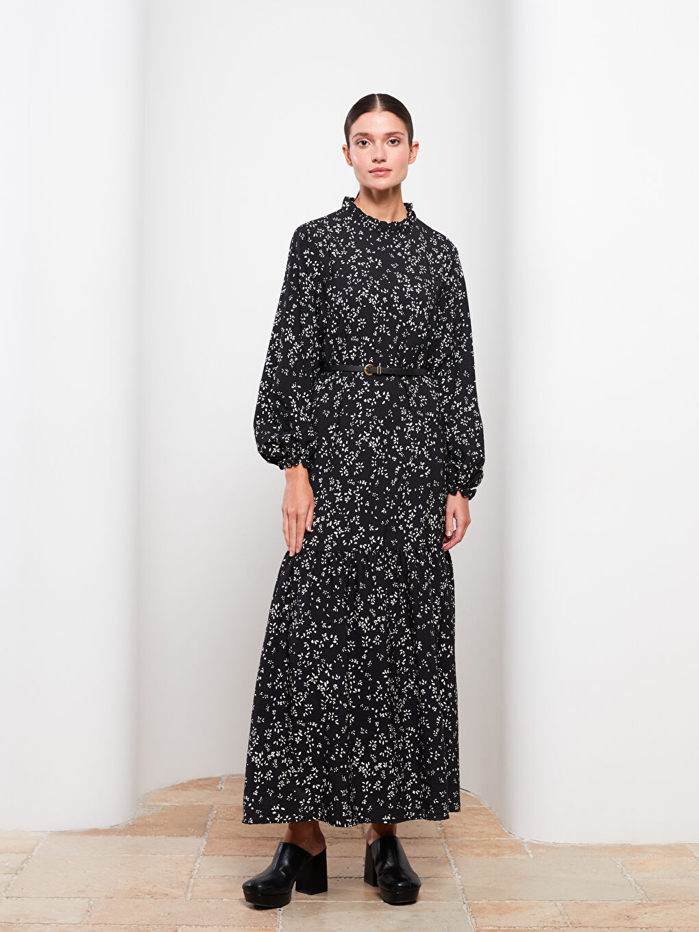 Siyah Fırfırlı Dik Yaka Desenli Uzun Kollu Kadın Elbise ve Kemer Takımı