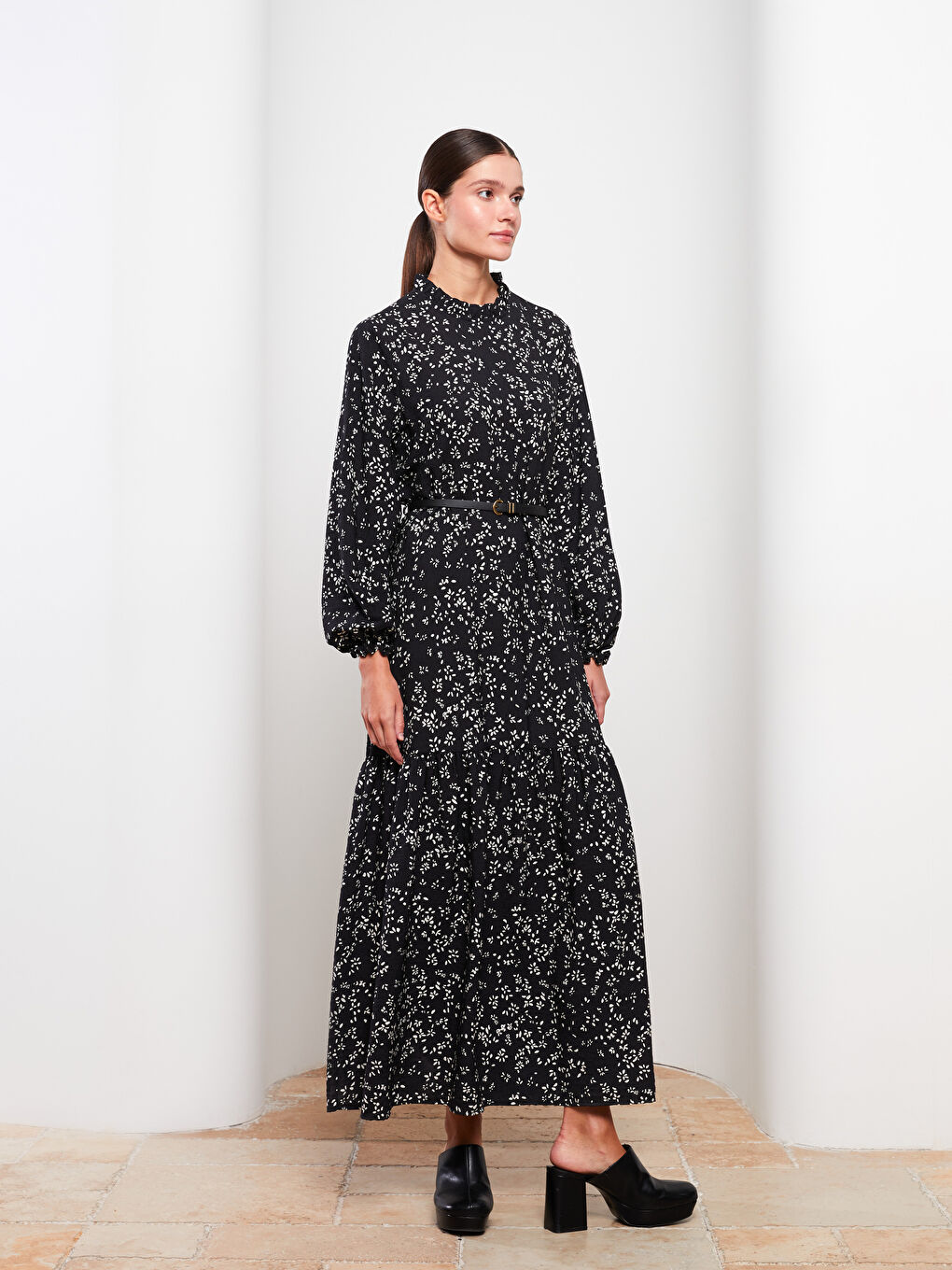 Siyah Fırfırlı Dik Yaka Desenli Uzun Kollu Kadın Elbise ve Kemer Takımı-1