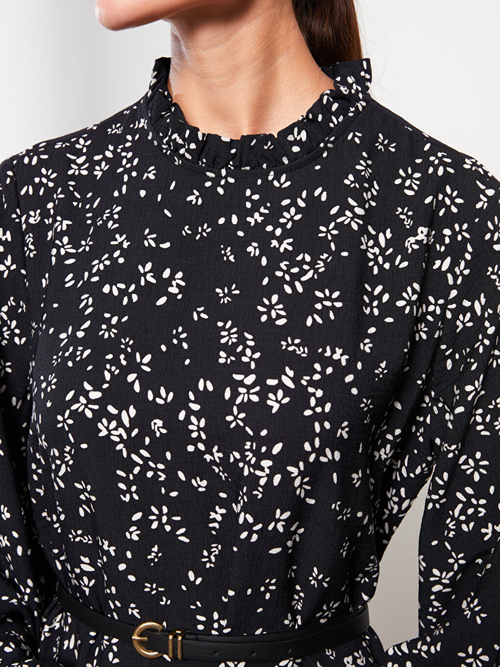 Siyah Fırfırlı Dik Yaka Desenli Uzun Kollu Kadın Elbise ve Kemer Takımı-3