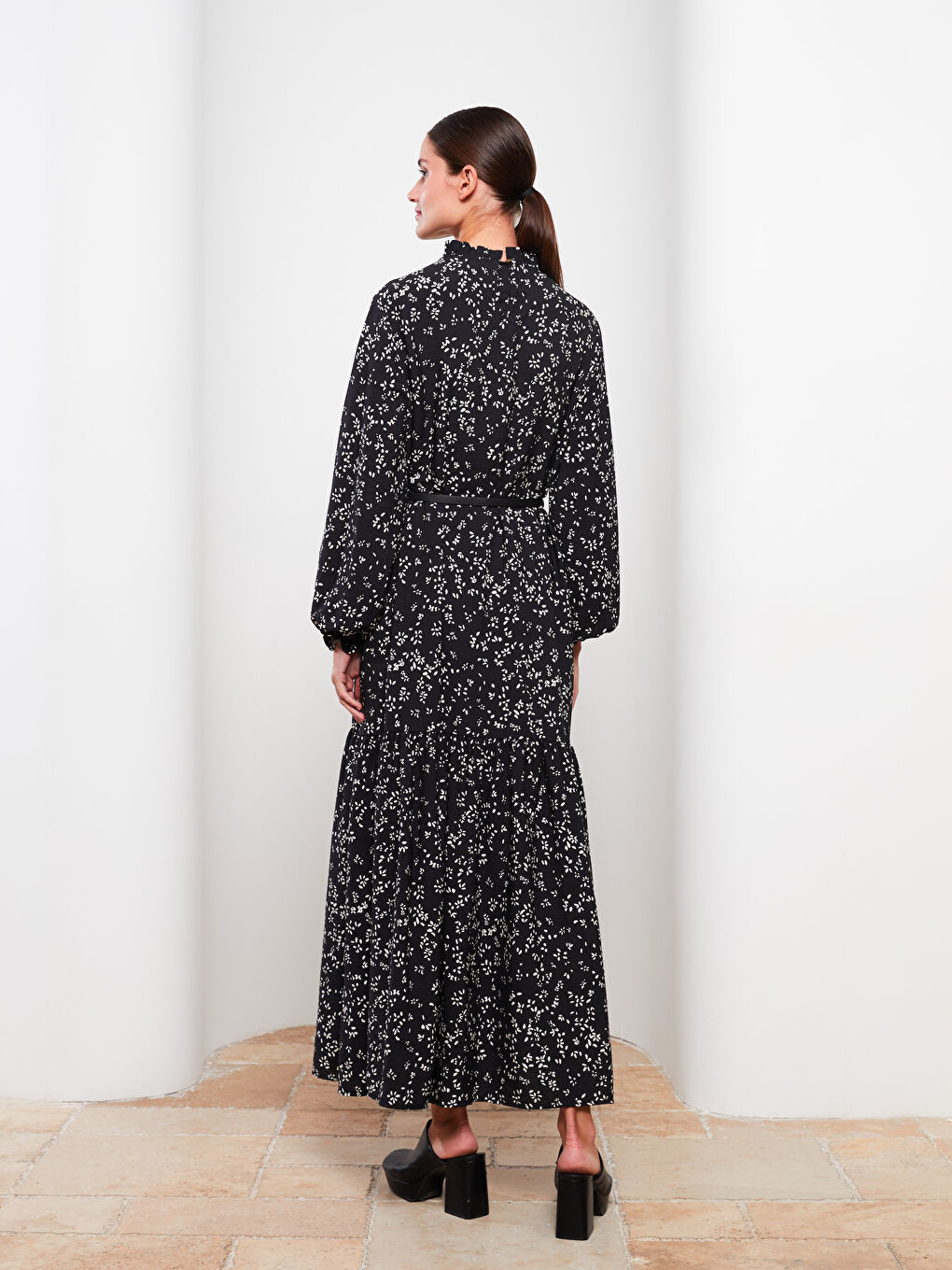 Siyah Fırfırlı Dik Yaka Desenli Uzun Kollu Kadın Elbise ve Kemer Takımı-4