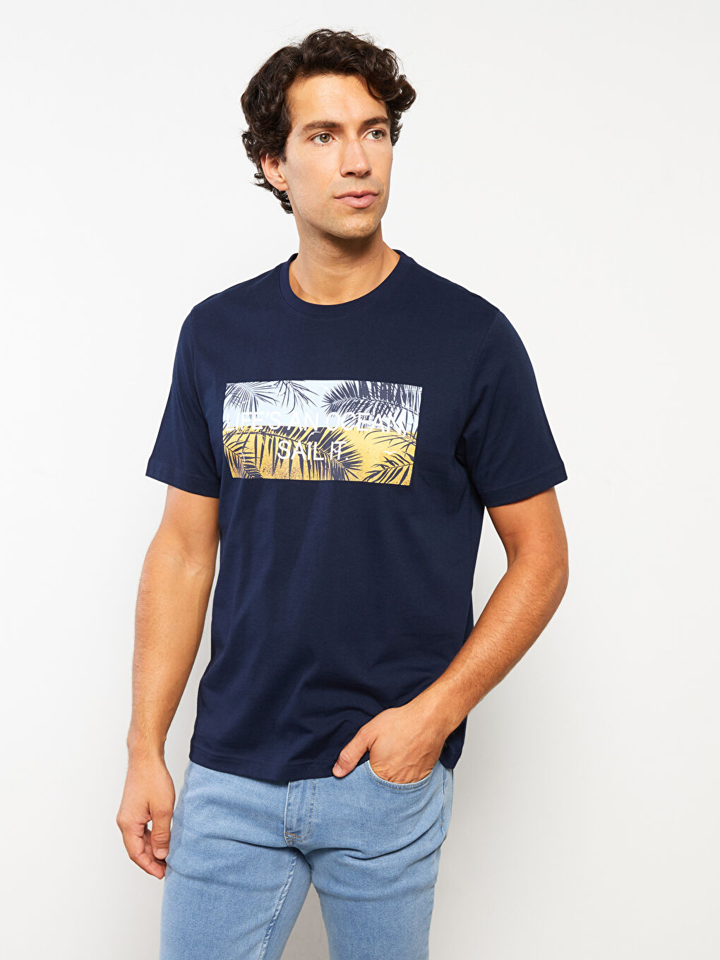 تيشيرت رجالي كم قصير مطبوع بياقة دائرية-1