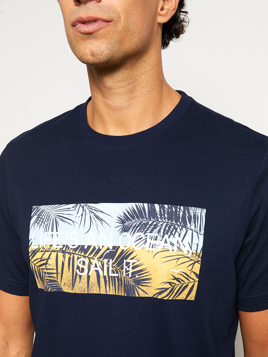 تيشيرت رجالي كم قصير مطبوع بياقة دائرية-3