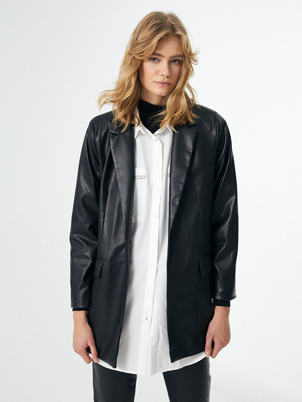 Siyah Düz Uzun Kollu Deri Görünümlü Kadın Blazer Ceket