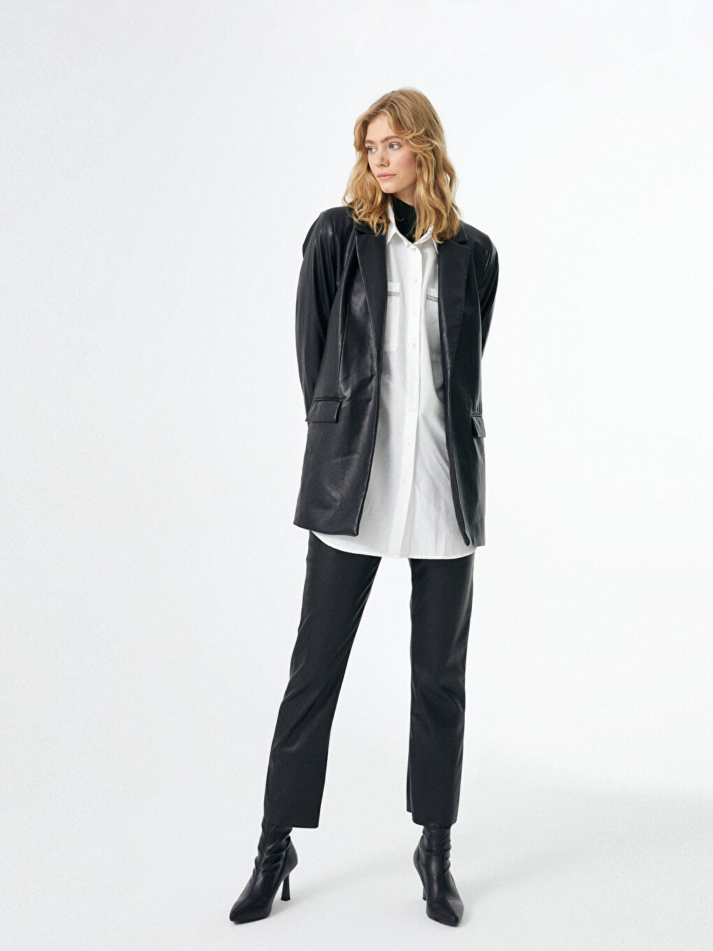 Siyah Düz Uzun Kollu Deri Görünümlü Kadın Blazer Ceket-4